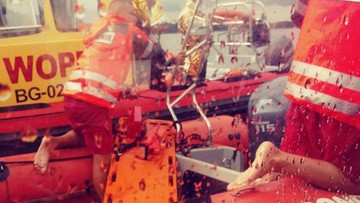 Akcja ratunkowa po wywrotce łodzi. Żeglarzy uratowali policjanci i ratownicy WOPR