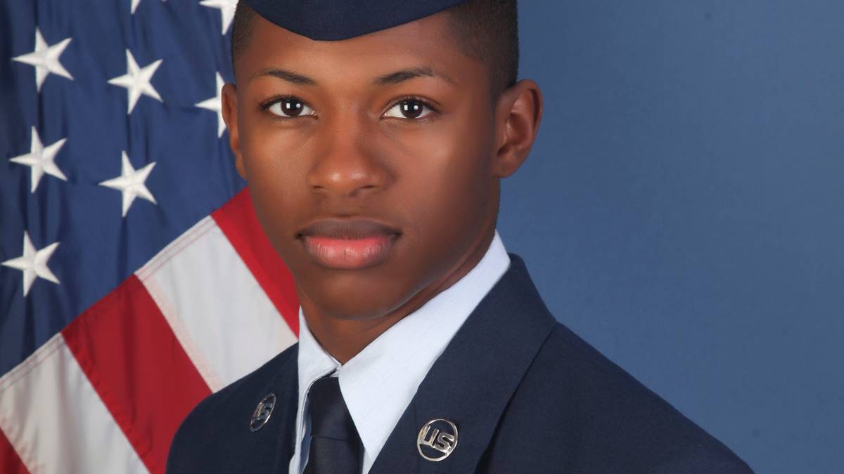 Policjant pomylił drzwi. 23-letni lotnik zginął po serii strzałów