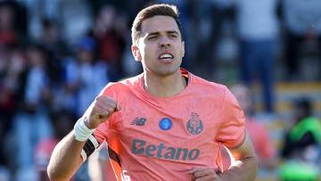 Piłkarz w r&oacute;żowej koszulce z napisem "Betano" na piersi, biegnie z zaciśniętą pięścią.