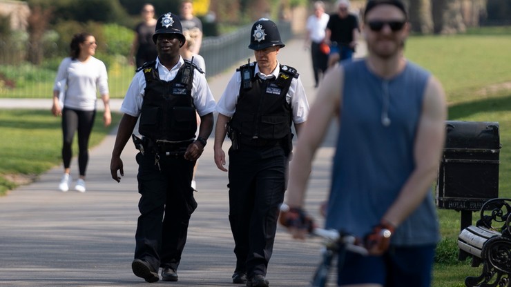 Brytyjscy policjanci wystawiają około 80 mandatów dziennie