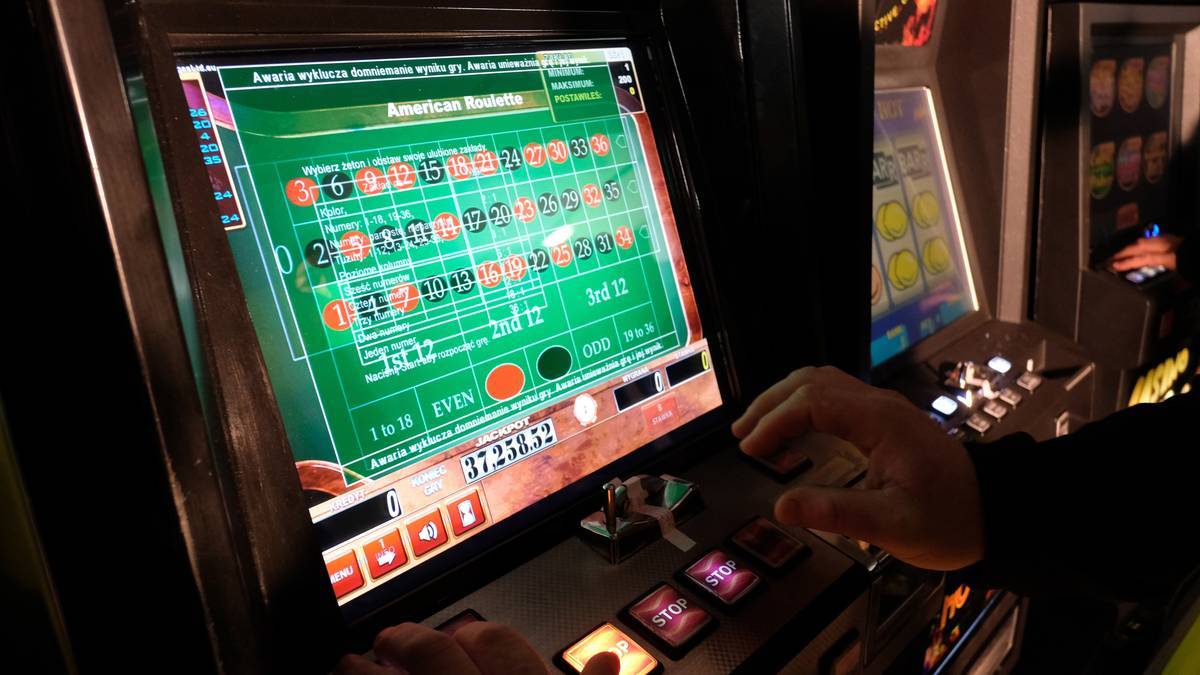 Ekran automatu do gry typu ruletka z widocznymi liczbami i przyciskami.