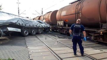 Pijany kierowca tira wjechał na przejazd. W auto uderzył pociąg [WIDEO Z CHWILI WYPADKU]