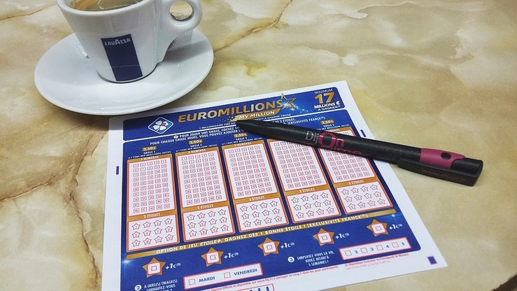 Choinka ostrzega przed uzależnieniem od hazardu. Włosi na loterie i zdrapki wydali prawie 100 mld euro