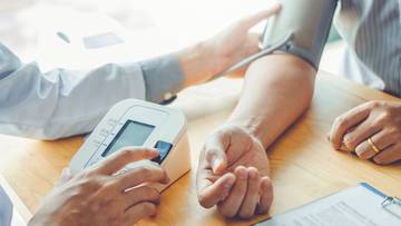 Lekarz mierzy ciśnienie pacjentowi za pomocą ciśnieniomierza.