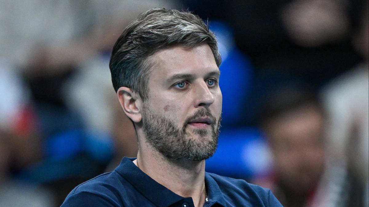 Trener drużyny siatkarskiej Aluron CMC Warta Zawiercie z założonymi rękami.