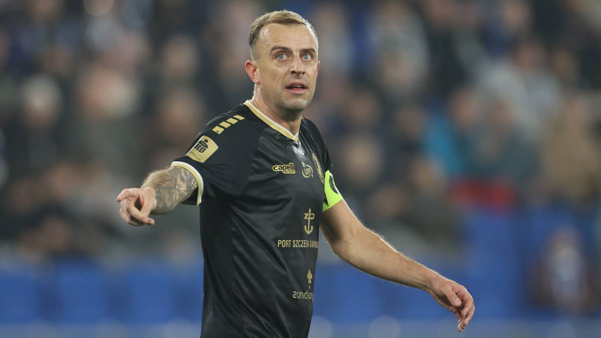 Kamil Grosicki w koszulce Pogoni Szczecin podczas meczu.