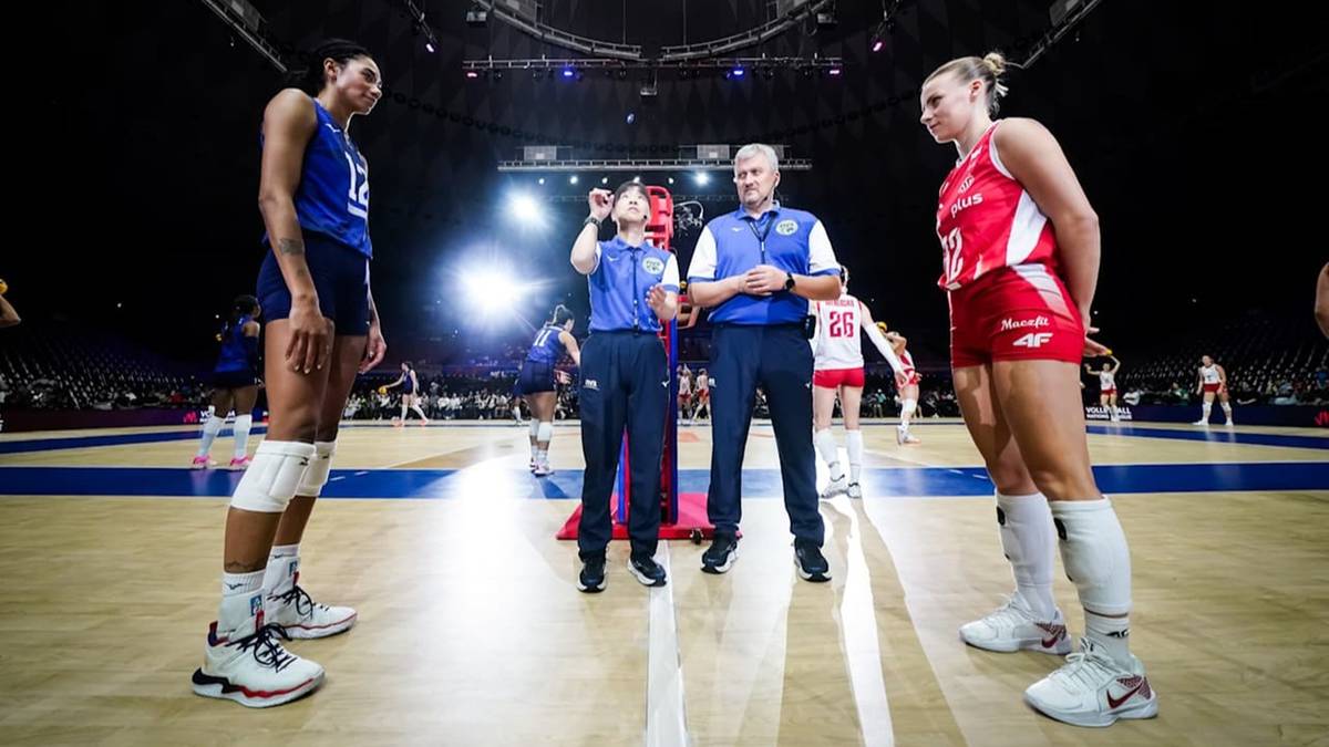 Dwie siatkarki w strojach sportowych stoją na boisku, a między nimi znajdują się sędziowie.