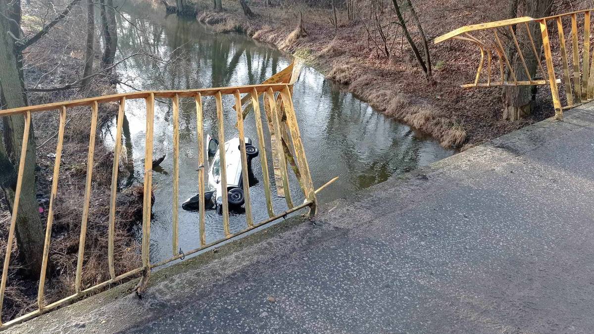 Samochód w rzece. Przebił barierki mostu i spadł z kilku metrów wysokości