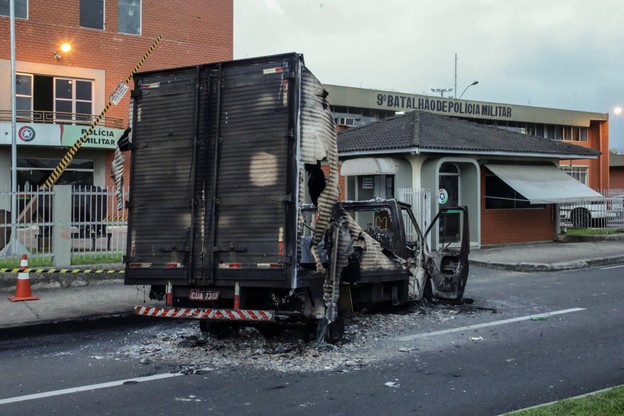 Podczas napadu  w południowym stanie Santa Catarina mieście Criciuma  bandyci podpalili ciężarówkę 