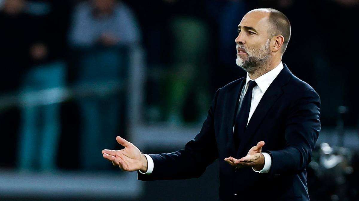 Igor Tudor, trener piłkarski, w garniturze, gestykuluje podczas meczu