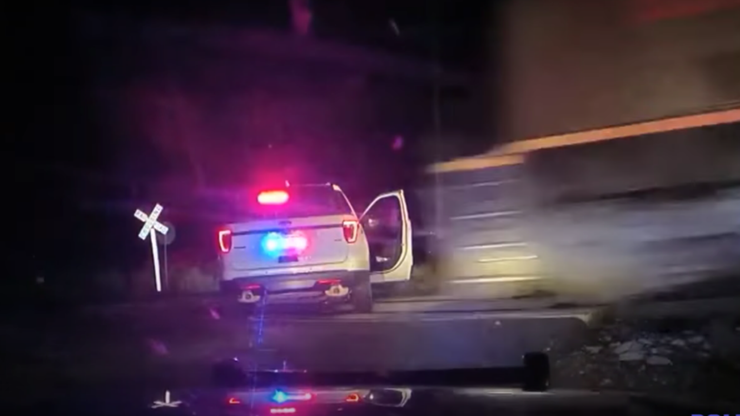 USA. Policja zostawiła radiowóz na przejeździe kolejowym. W środku siedziała zatrzymana