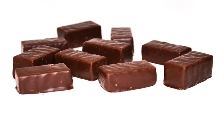 Złodziej-łasuch ukradł 32 kg czekoladowych cukierków. Grozi mu do 5 lat więzienia