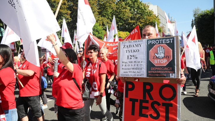 Ulicami Warszawy przeszedł "Czerwony marsz" pracowników sądów i prokuratur