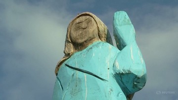 "Oryginalna" rzeźba Melanii Trump została usunięta. Ktoś ją podpalił