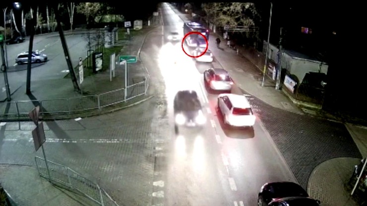 Piaseczno. 15-latek wybiegł pod nadjeżdżający samochód. Policja opublikowała wideo z wypadku