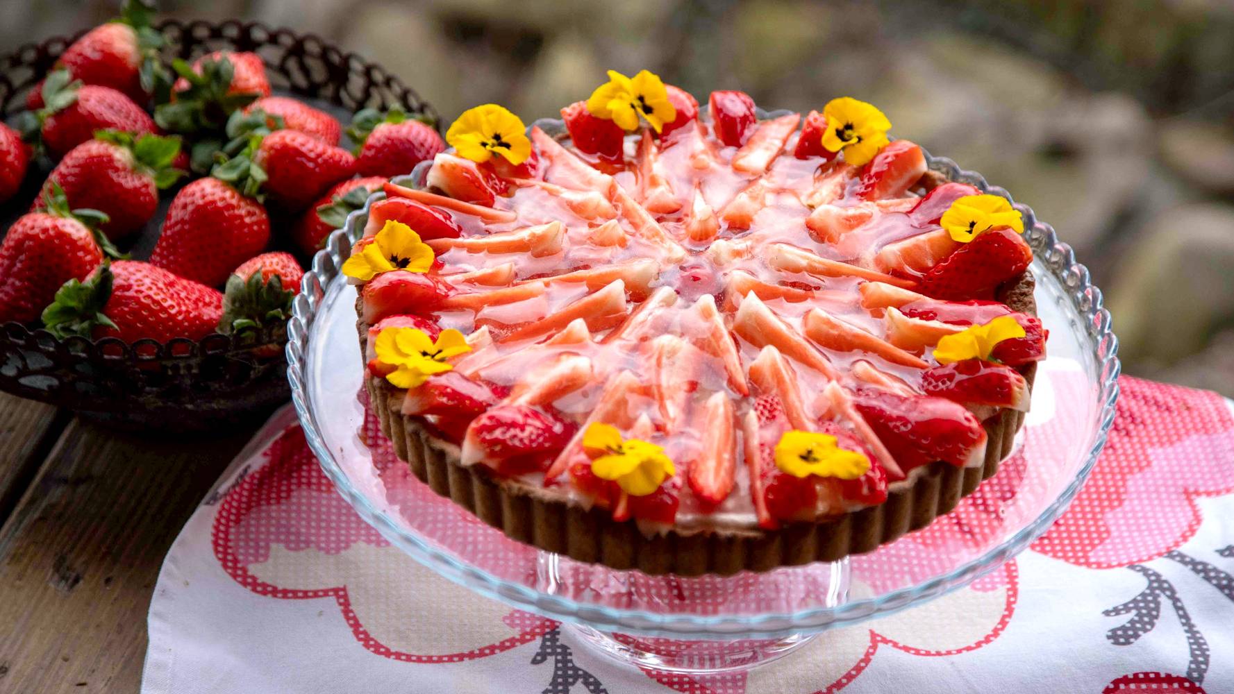 Delikatna jak chmurka. Tarta z kremem różanym i truskawkami