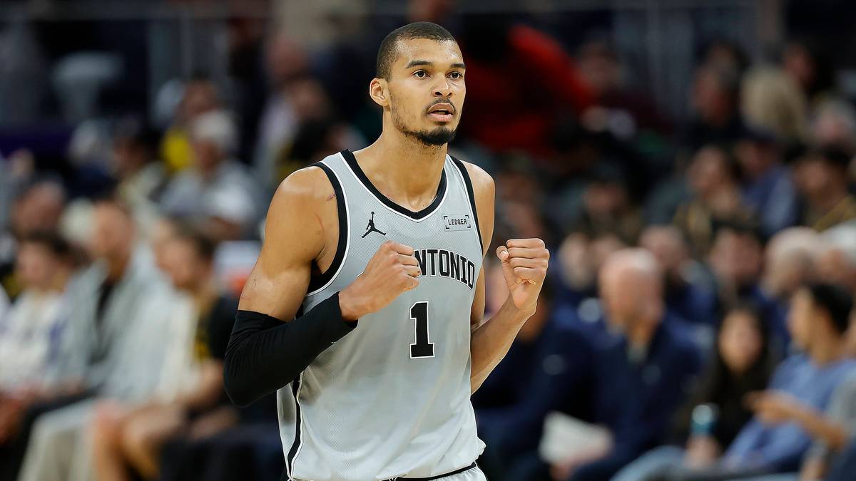 Gracz San Antonio Spurs z numerem 1 na koszulce, z zaciśniętymi pięściami.
