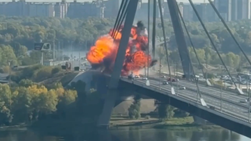 Samochody jechały po moście, gdy doszło do eksplozji. Rosyjski atak w dniu wizyty kanclerza Niemiec