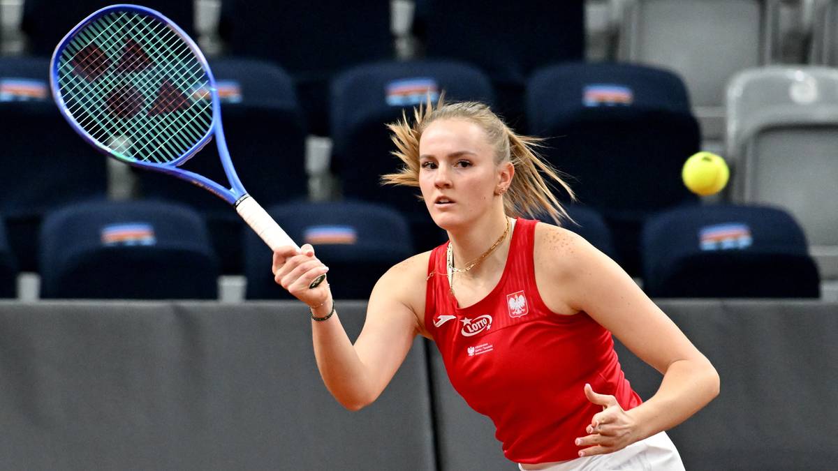 Kobieta grająca w tenisa, odbijająca piłkę rakietą.