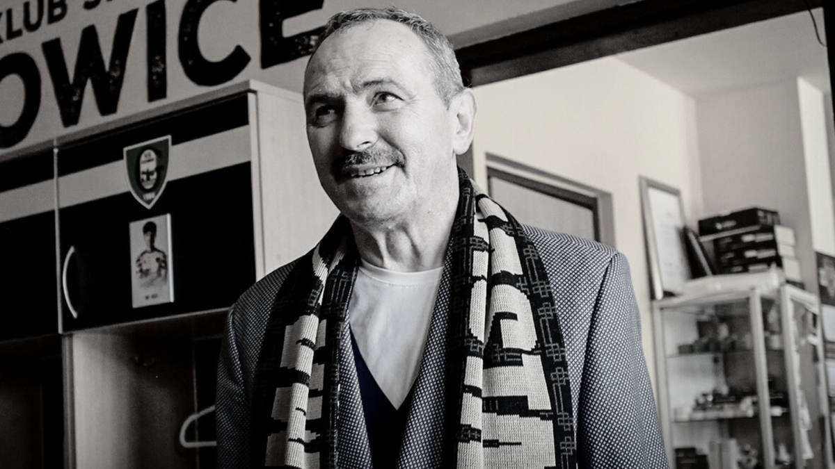 Portret Jana Furtoka, uśmiechniętego mężczyzny w szaliku GKS-u Katowice