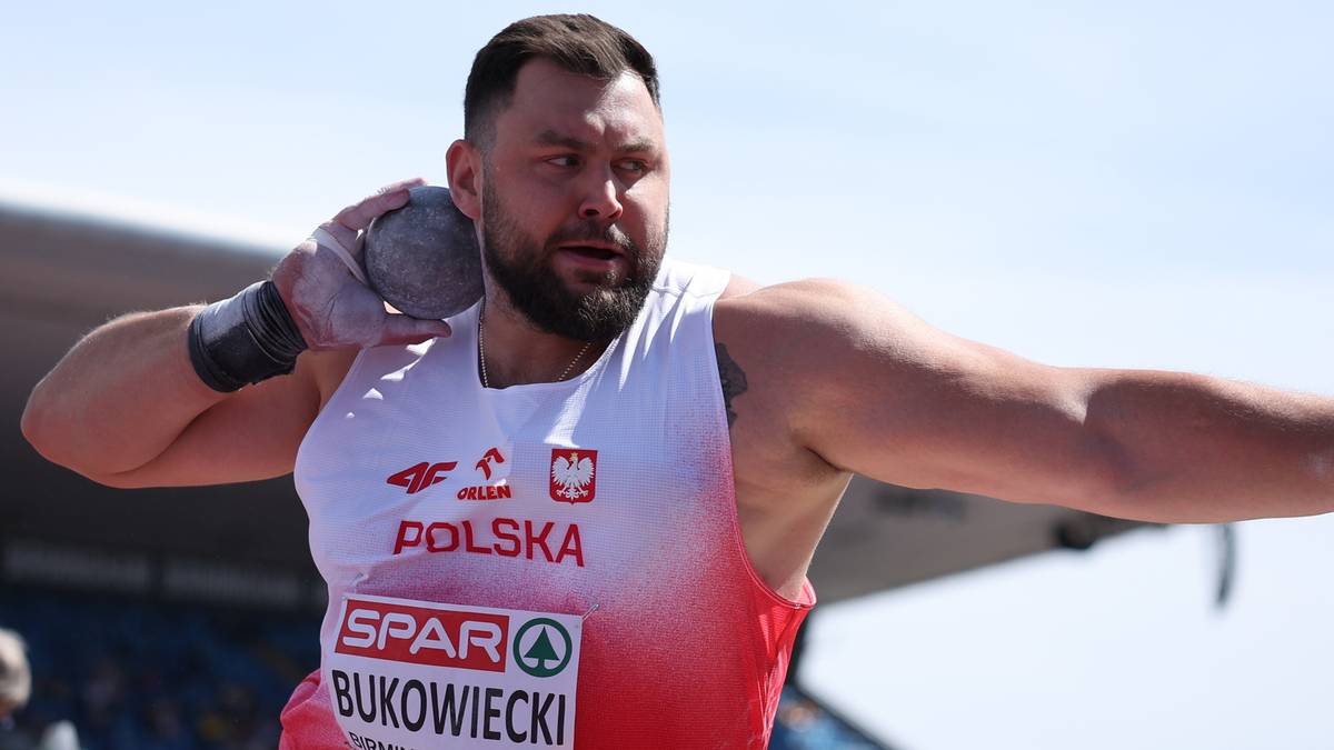 Konrad Bukowiecki w trakcie pchnięcia kulą, z widocznym napięciem mięśni i skupieniem na twarzy. Ubrany jest w biało-czerwony strój sportowy z napisem 'POLSKA' i nazwiskiem 'BUKOWIECKI'.
