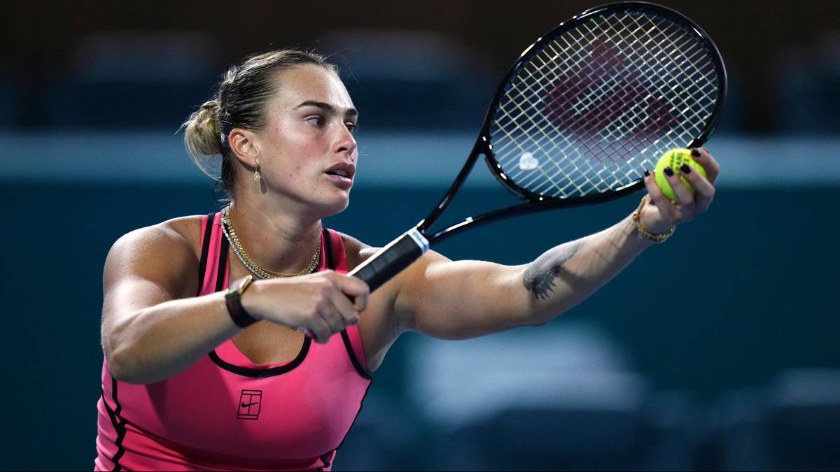 Aryna Sabalenka serwuje podczas meczu tenisowego