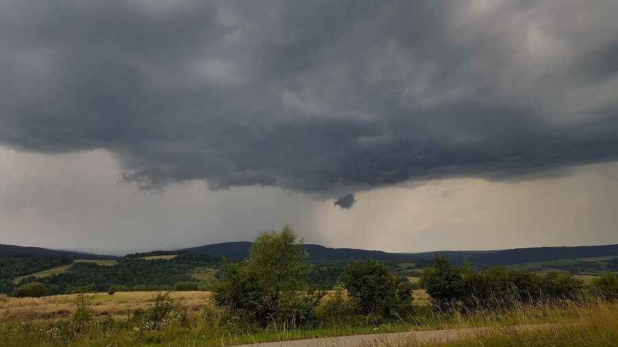 Chmura burzowa w Kalwarii Pacławskiej w woj. podkarpackim. Fot. Piotr Żak.