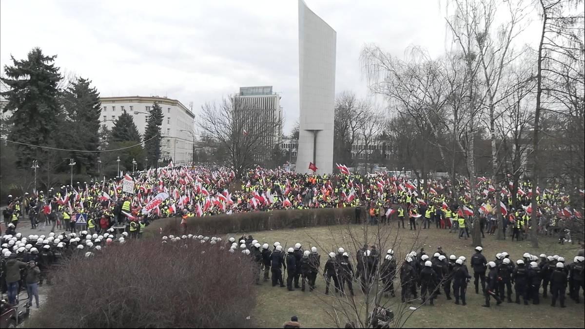 Protest rolników. Eskalacja przed Sejmem. Informacje o zatrzymanych i rannych