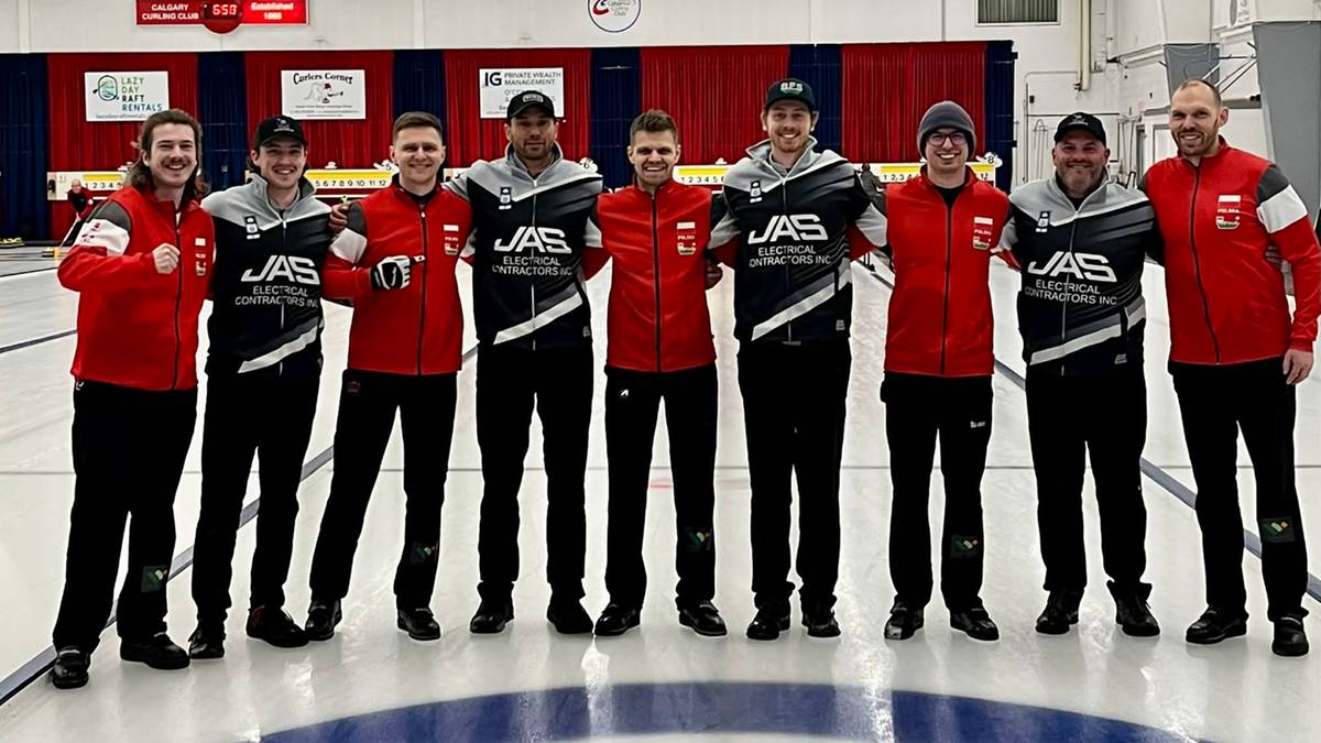 Drużyny curler&oacute;w stojące na lodowisku w identycznych strojach sportowych.