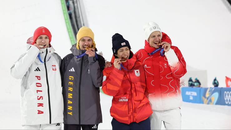 Kacper Tomasiak został srebrnym medalistą zimowych igrzysk olimpijskich na skoczni normalnej w Predazzo!