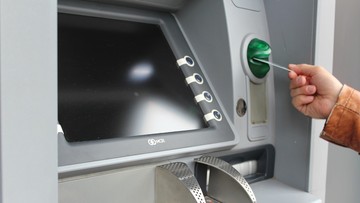 Lepkie listwy w bankomatach - nowy sposób na okradanie klientów banków