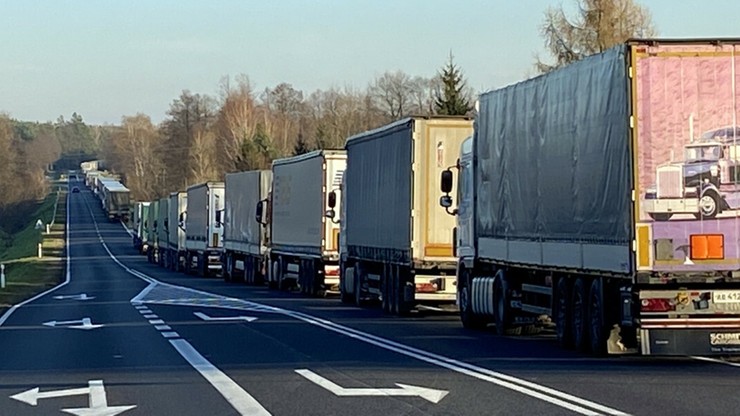 Koroszczyn. Protest przeciwko transportowi towarów do Rosji i Białorusi. Kolejka ciężarówek ma 16 km