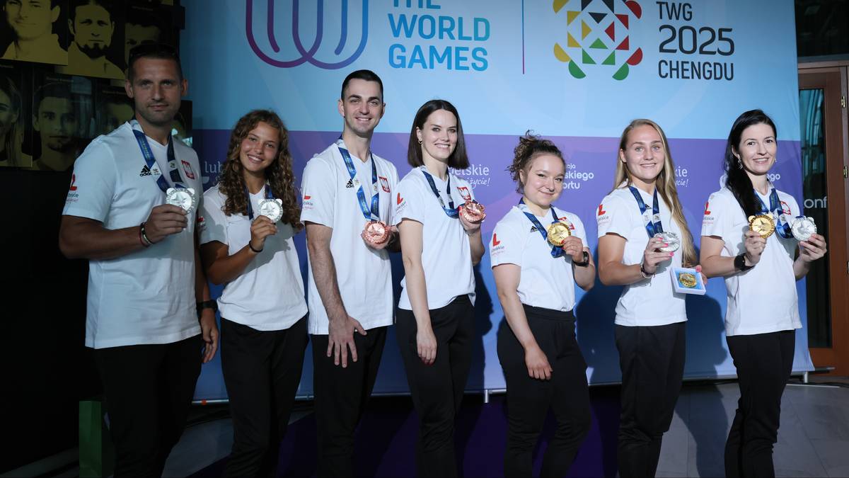 Sześciu polskich sportowców pozuje do zdjęcia z medalami na szyjach.