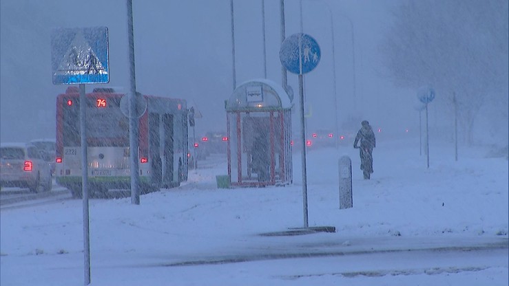 Brak prądu, wypadki i wichury. Polska walczy ze śniegiem [WASZE ZDJĘCIA]