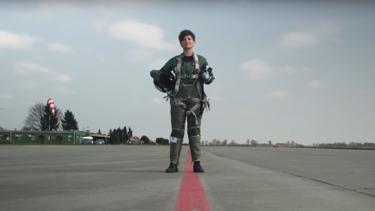 Pierwsza Polka pilotująca myśliwiec w klipie promocyjnym NATO. "Nazywają mnie wiedźma"
