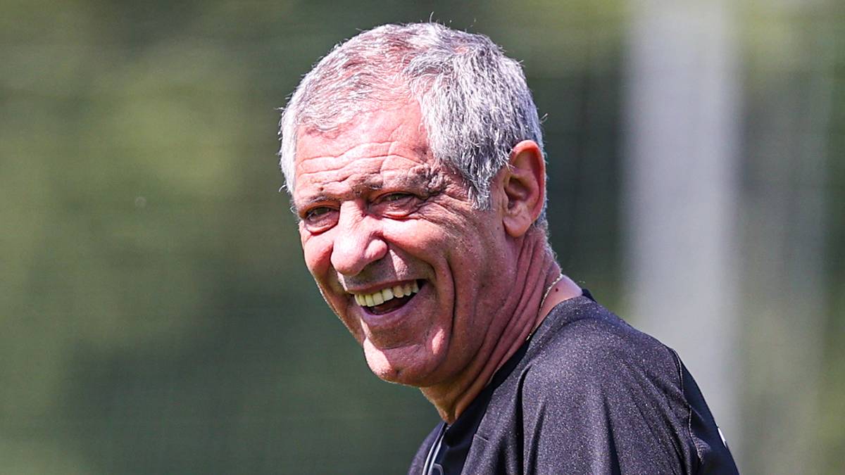Fernando Santos, były selekcjoner reprezentacji Portugalii i Polski, uśmiecha się podczas sesji treningowej.