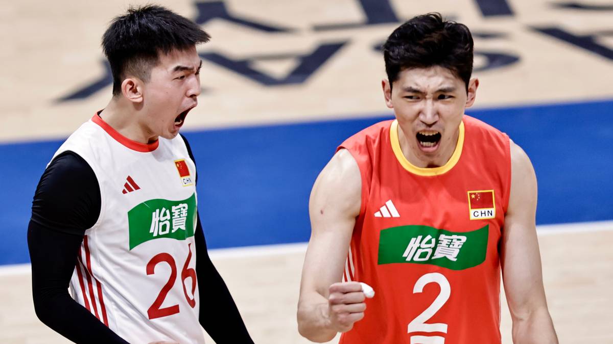 Dwóch młodych mężczyzn grających w koszykówkę, obaj z otwartymi ustami i wyrazem intensywności na twarzy, noszą koszulki sportowe z chińskimi napisami.