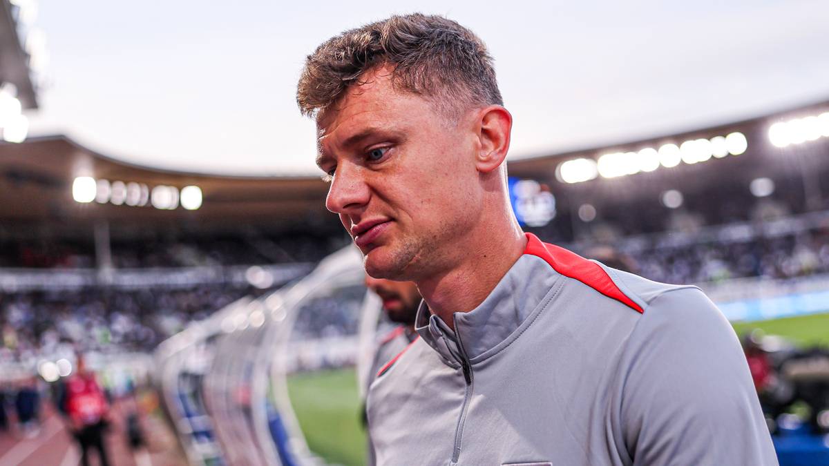 Paweł Dawidowicz w stroju reprezentacji Polski na stadionie.