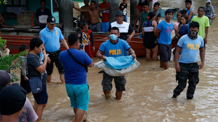 Do 240 wzrosła liczba ofiar na Filipinach. Tropikalna burza zmierza w stronę Wietnamu