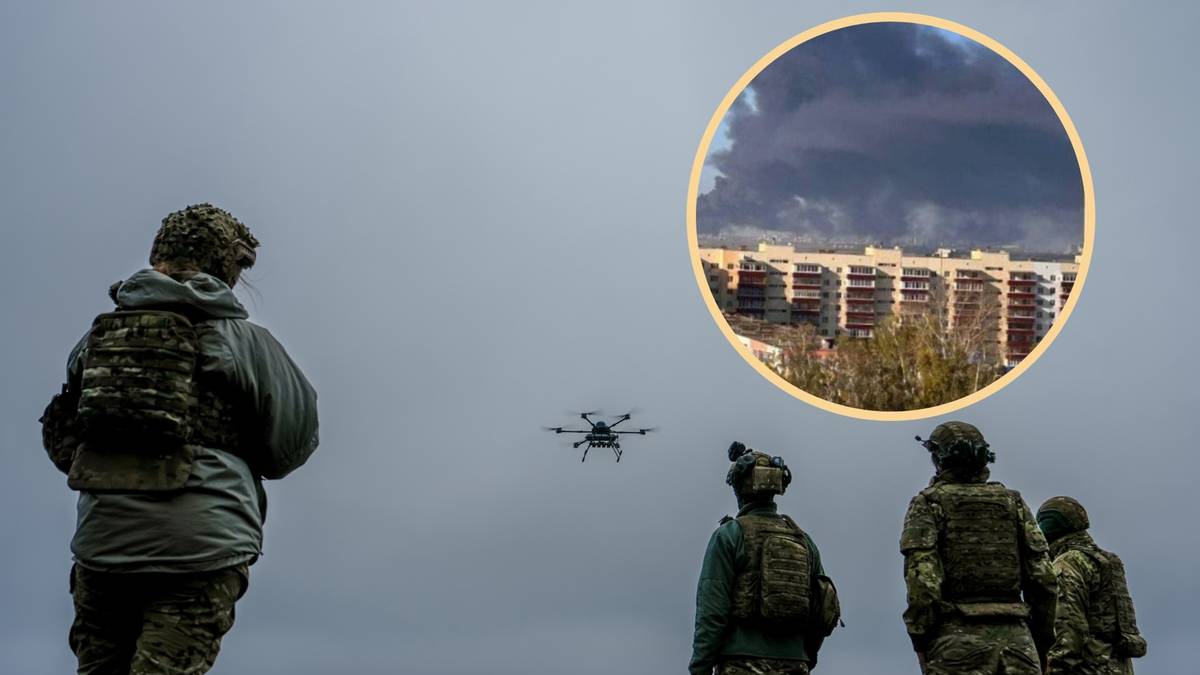 Żołnierze obserwujący dron w powietrzu, z widokiem na budynki w okrągłym kadrze.