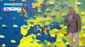 Mapa pogody Europy z zaznaczonymi chmurami, opadami i wiatrami. Obok mapy stoi prezenter pogody.