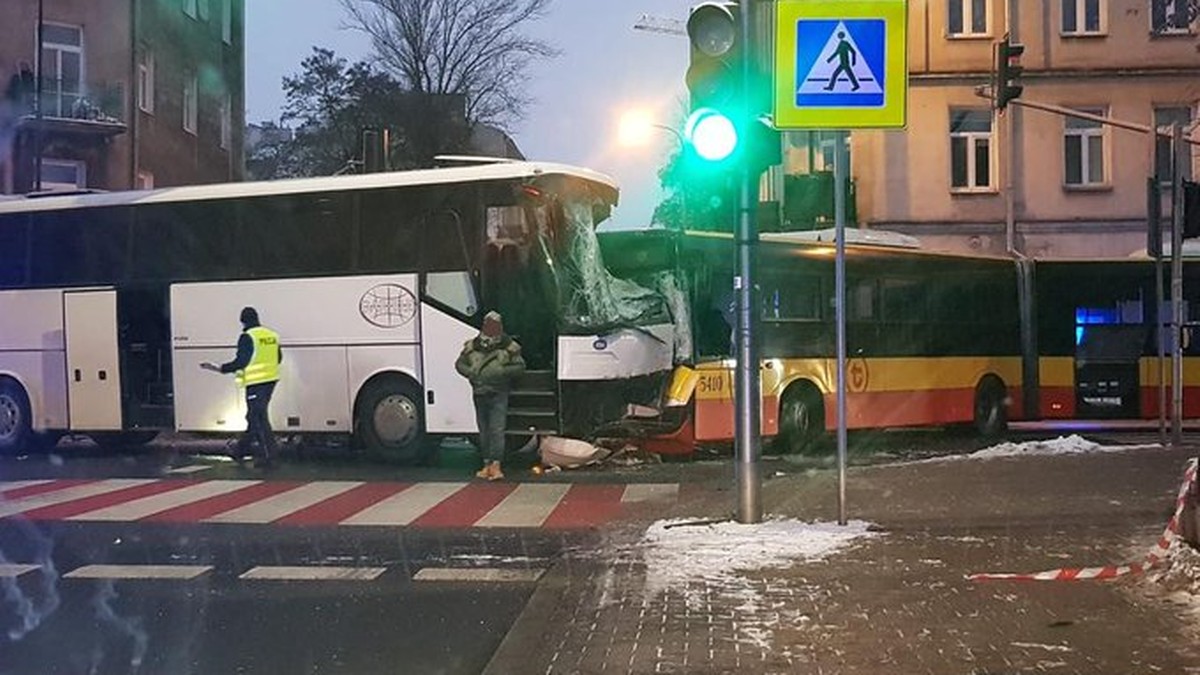 Warszawa. Czołowe zderzenie autobusów. Dwie osoby trafiły do szpitala