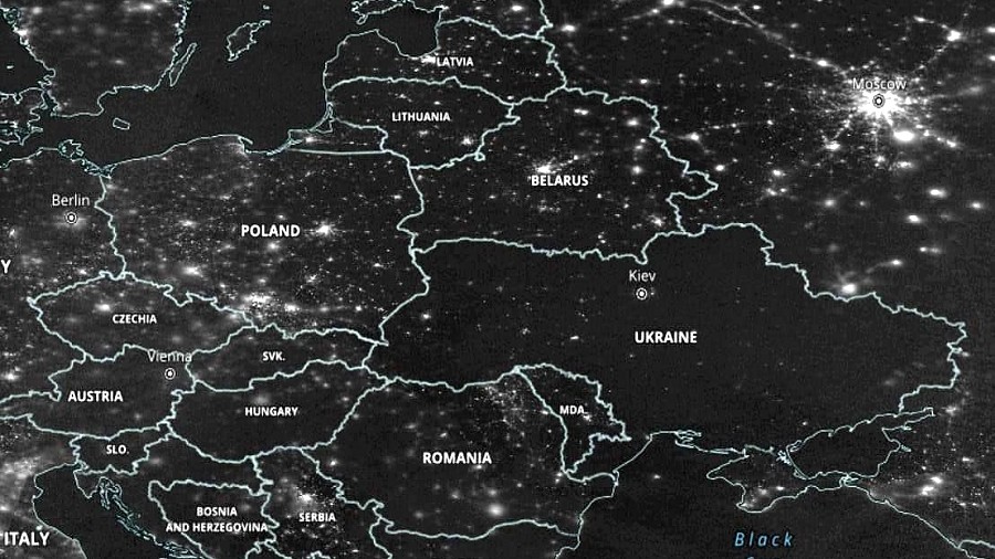 Zdjęcie satelitarne pogrążonej w ciemnościach Ukrainy. Fot. Twitter / @MCIPUkraine.