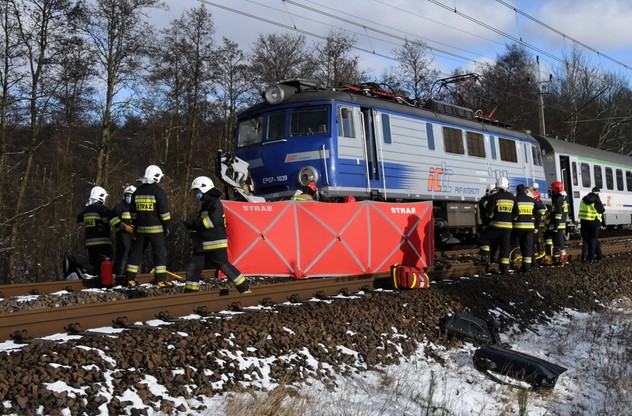Samochód wpadł pod pociąg w Troszynie (woj. zachodniopomorskie)