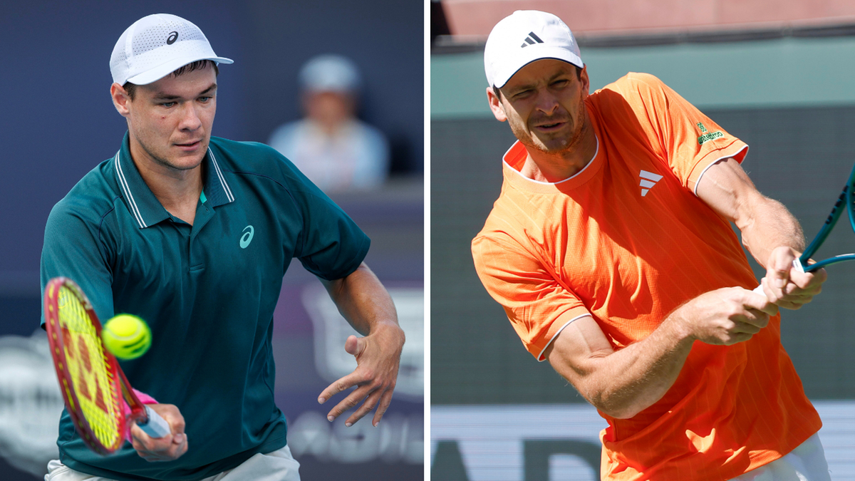 Dw&oacute;ch tenisist&oacute;w podczas akcji na korcie tenisowym, jeden w zielonej koszulce, drugi w pomarańczowej.