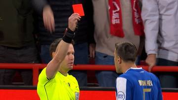 Sędzia pokazuje czerwoną kartkę.