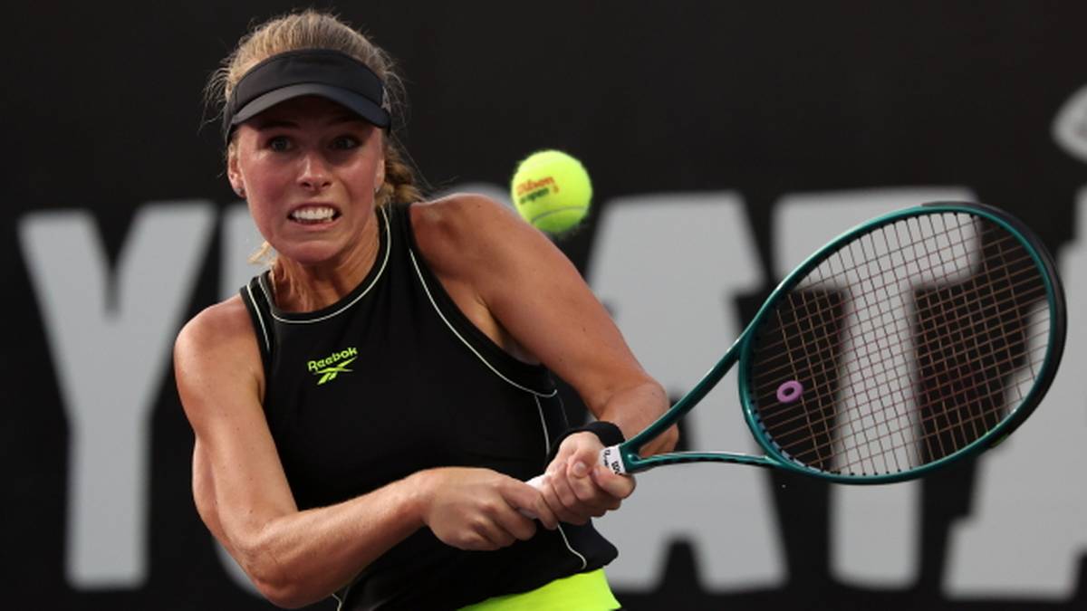 Tenisistka Magdalena Fręch podczas uderzenia rakietą w piłkę tenisową.