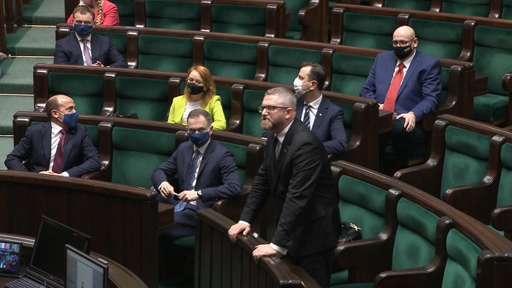 Grzegorz Braun wykluczony z obrad Sejmu. Nie chciał założyć maseczki