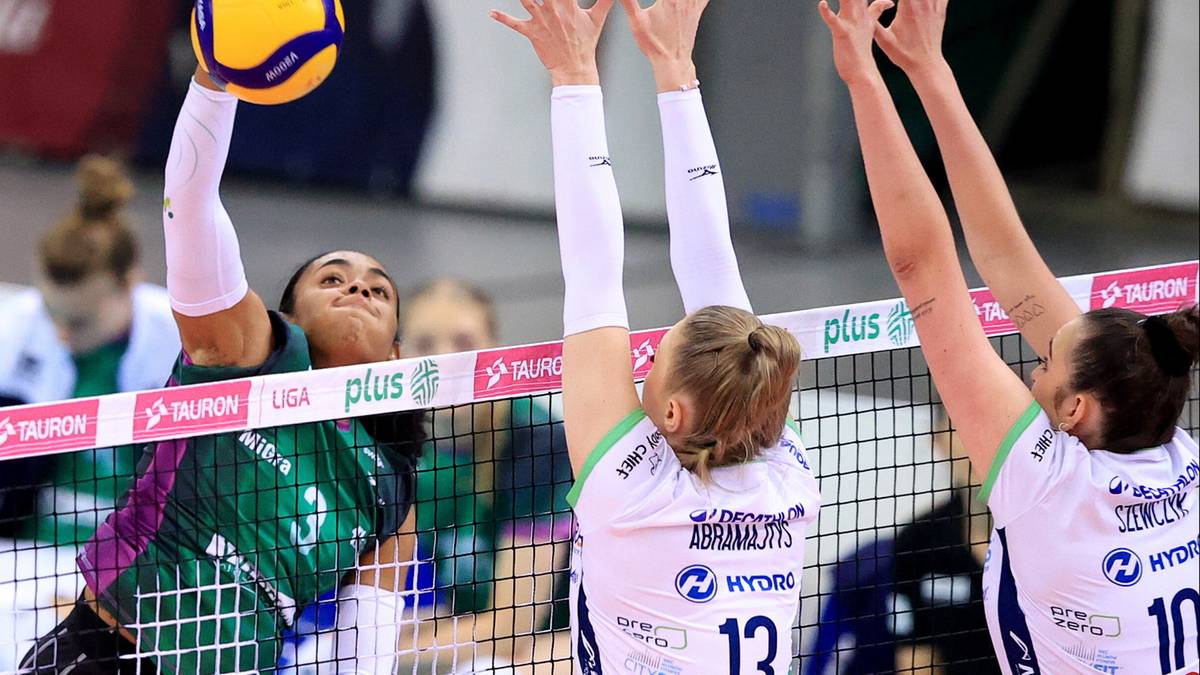 Siatkarka Valeria Flores w akcji podczas meczu siatkówki halowej, odbijająca piłkę nad siatką.