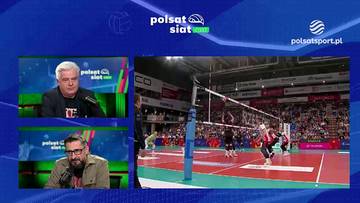 Dwaj mężczyźni w studiu telewizyjnym, jeden starszy z siwymi włosami i drugi młodszy z brodą, rozmawiają o meczu siatk&oacute;wki wyświetlanym na gł&oacute;wnym ekranie.